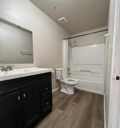 Building Photo - 512 S Dearing Ave