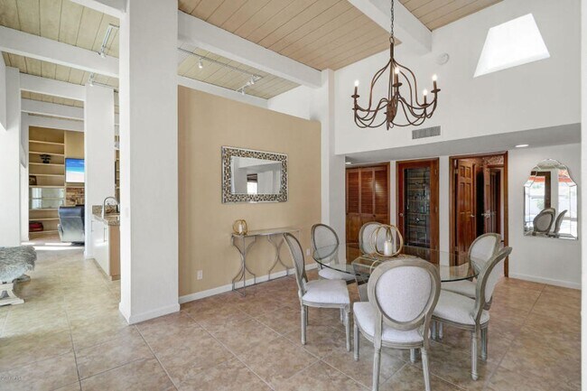 Building Photo - Beautiful 5 bed/4 bath + Den in Desirable Paradise Valley