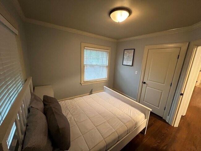 Building Photo - 616 W 63rd St