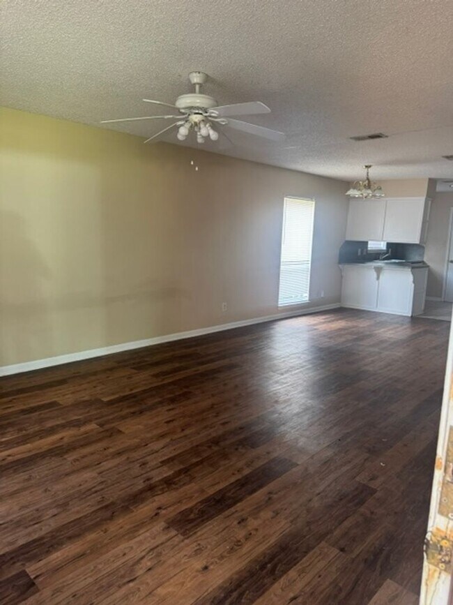 Building Photo - 510 Rosedale Dr