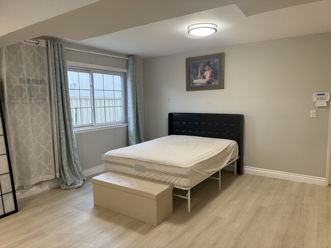 King size bedroom - 835 Hermiston Dr