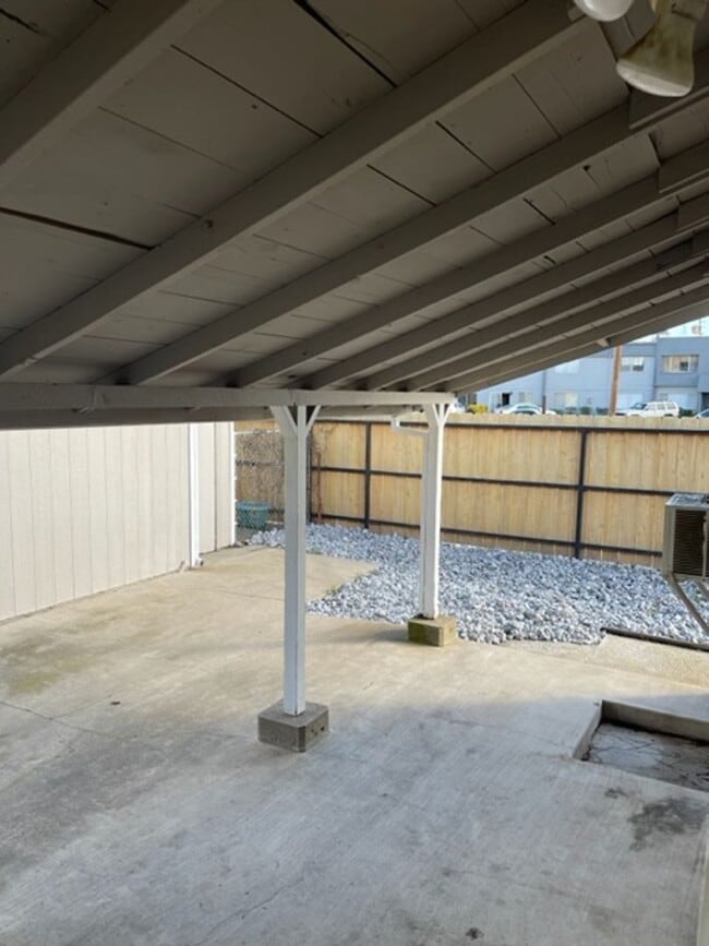 Building Photo - 2 Bedroom in Anderson with yard and garage!
