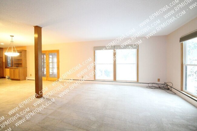 Building Photo - SCREENED PORCH!! 3 Bedroom, 1.5 Bath Home ...
