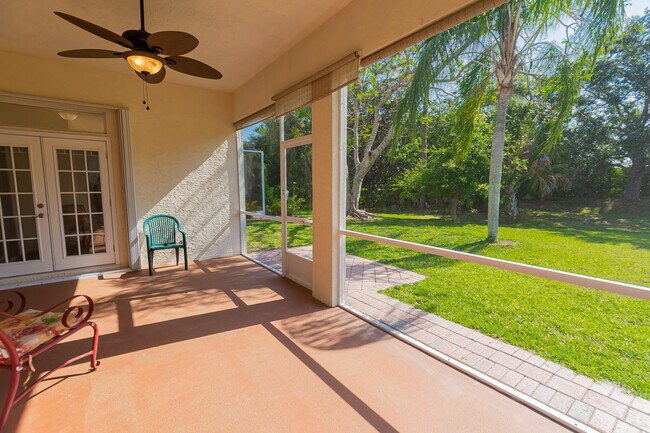 Building Photo - 562 SW New Castle Cove