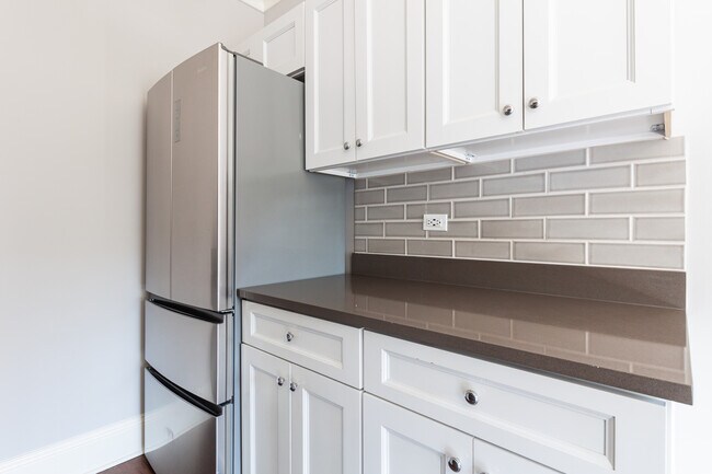 Building Photo - 827 W Lakeside Pl