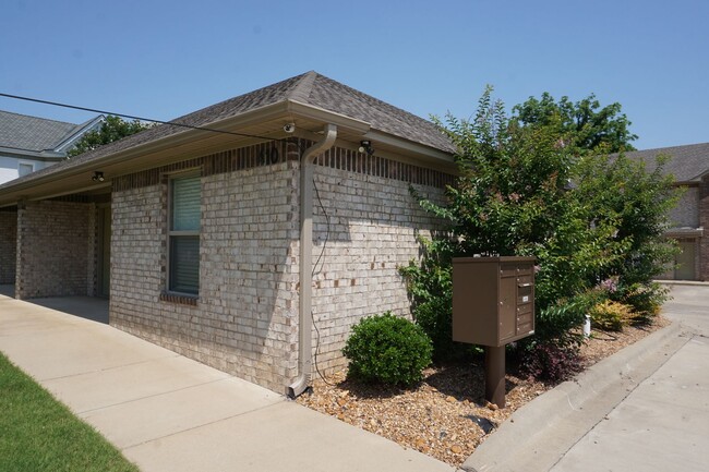 Building Photo - 410 W Matthews Ave