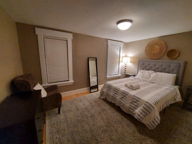 Building Photo - 204 E Blenkner St