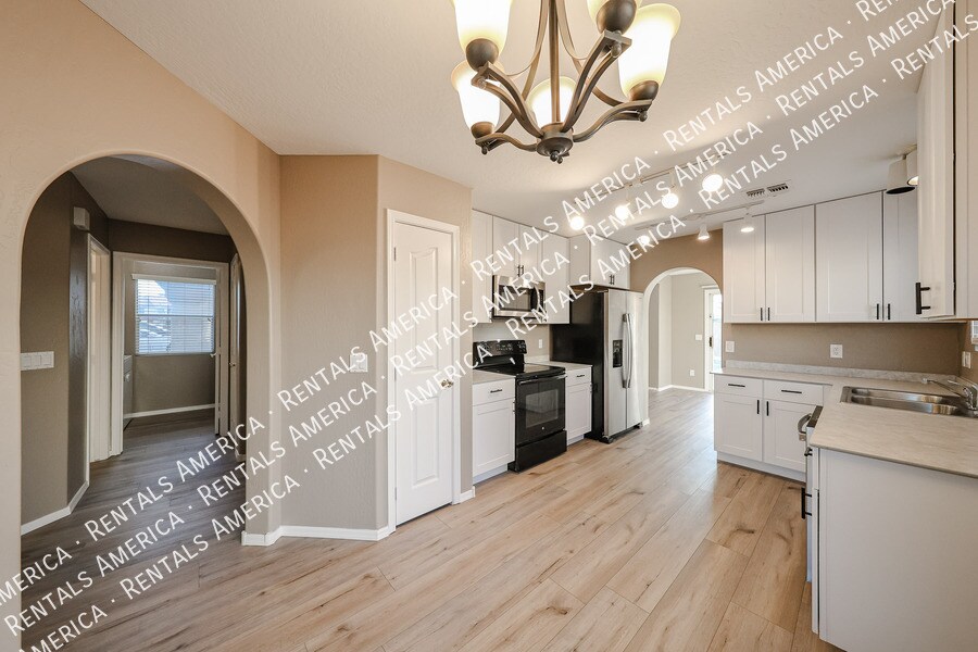 Building Photo - 3719 E Inverness Ave