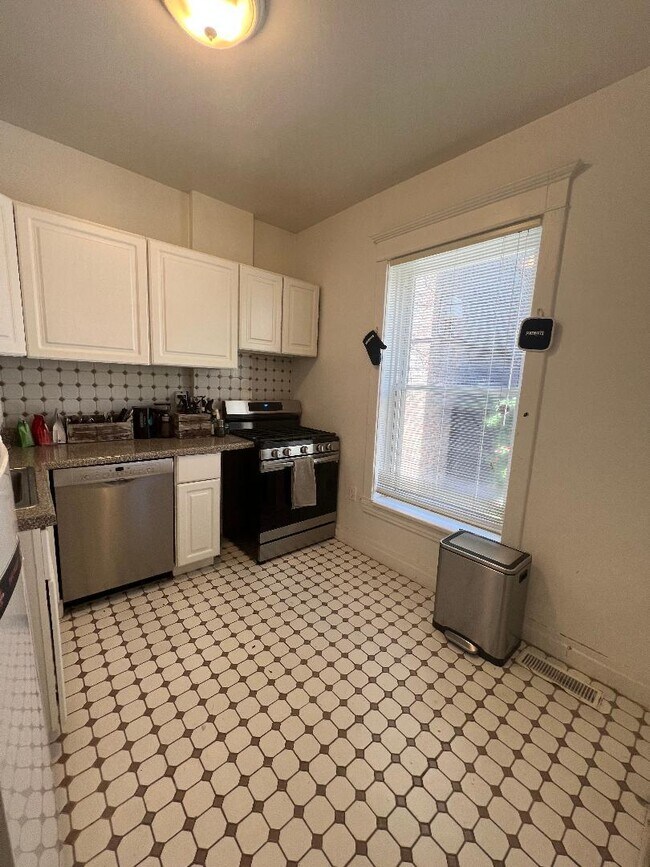 Building Photo - 852 W Diversey Pkwy
