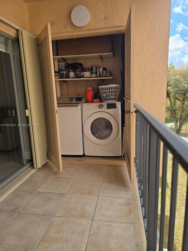 Building Photo - 13715 Kendale Lakes Cir