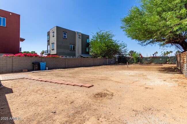 Building Photo - 2008 W Lawrence Rd