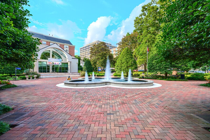 Building Photo - 5500 Friendship Blvd