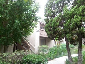 Building Photo - 10520 Lakeside Dr N