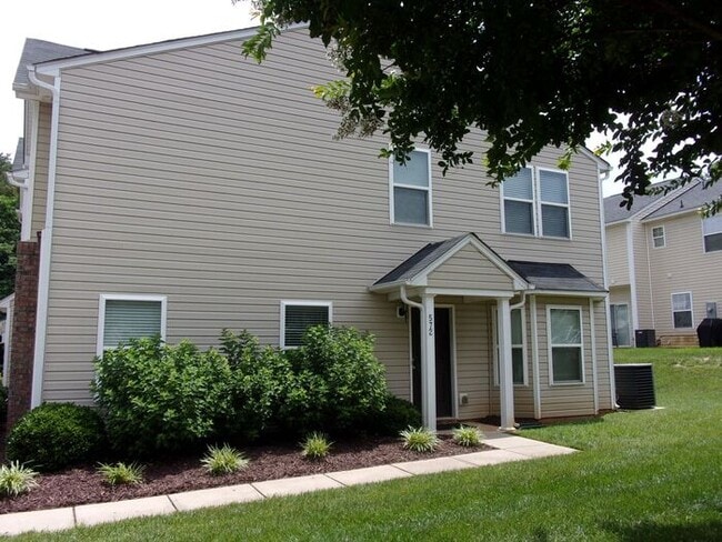 Building Photo - Beautiful 3 Bedroom 2 1/2 Bath End Unit To...