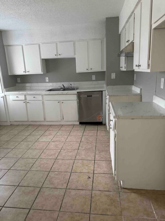 Building Photo - For Sale or Lease