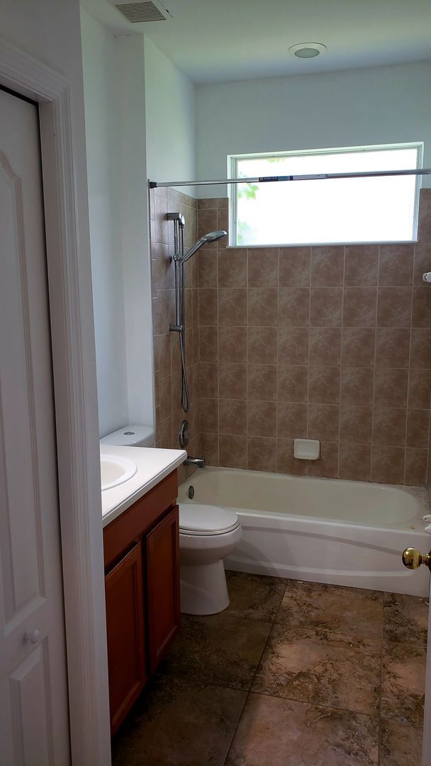 Building Photo - 3 bed 2 bath home