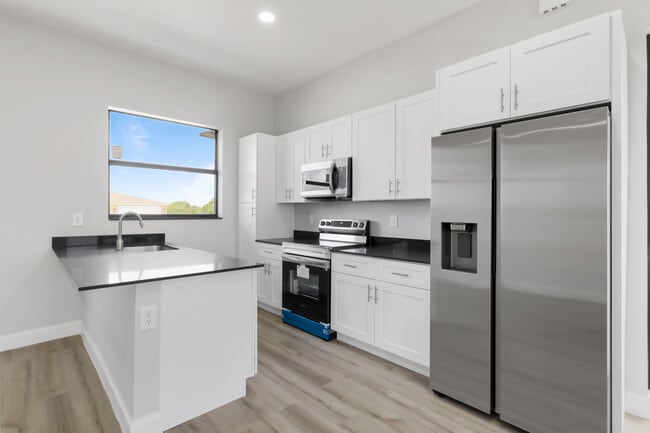 Building Photo - 8014 Mangrove Cir
