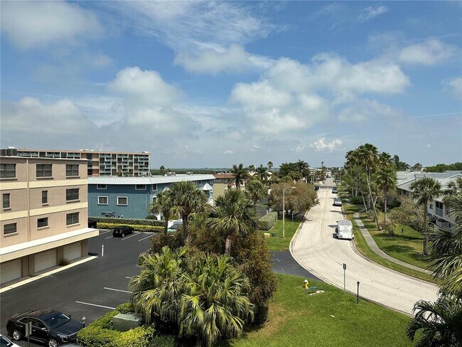 Building Photo - 12500 Capri Cir N