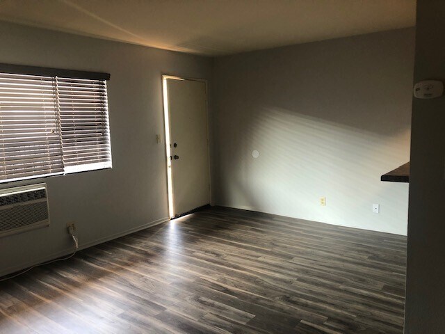 Living room - 1618 Grismer Ave