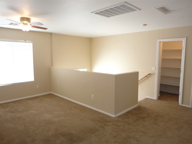 Building Photo - 420 E Palomino Way