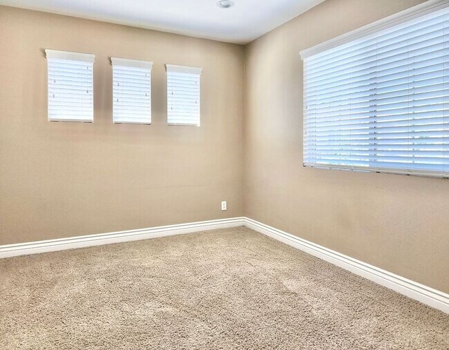 Building Photo - 112 Hedge Bloom