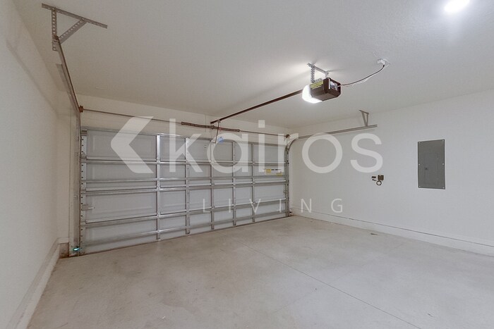 Building Photo - 8656 SW 44th Ct