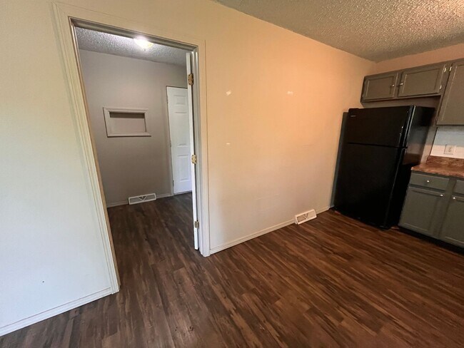 Building Photo - Brentwood 3 bedroom & 2 bathroom home, Huge Fenced Yard
