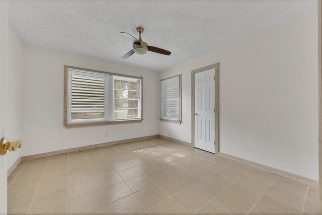 Building Photo - 3103 H Ave