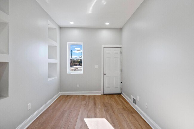 Building Photo - 524 N Pulaski St