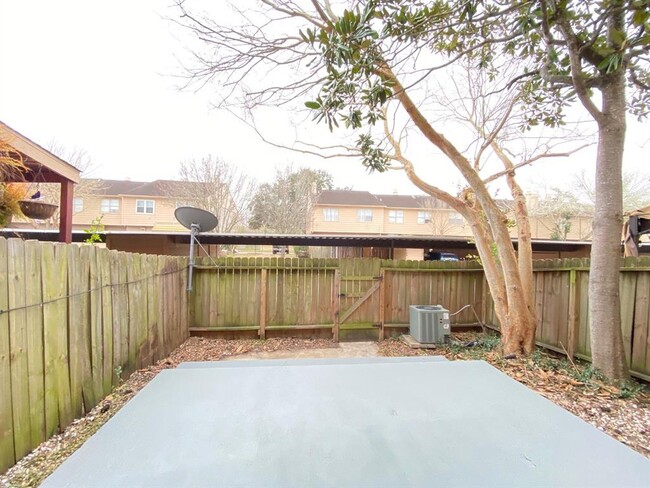 Building Photo - 7700 Creekbend Dr