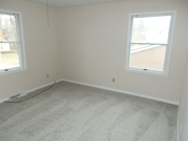 Building Photo - Welcome to this Stunning and Expansive 3 Bedroom, 2 1/2 Bath Home in the Desirable Oak Park Area ...