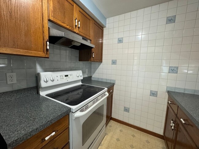 Building Photo - Woburn Townhouse| 2 Bed 1.5 Bath| Availabl...