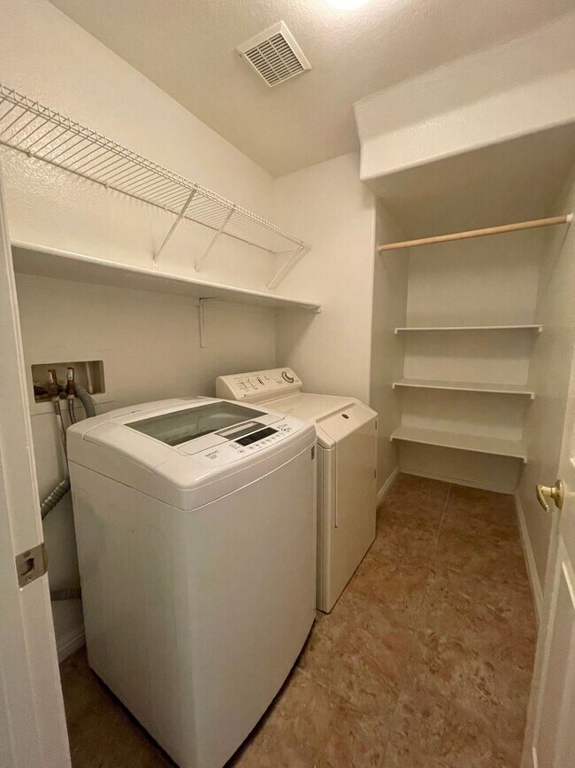 Building Photo - Great Spacious 3 bedroom Townhome Availabl...