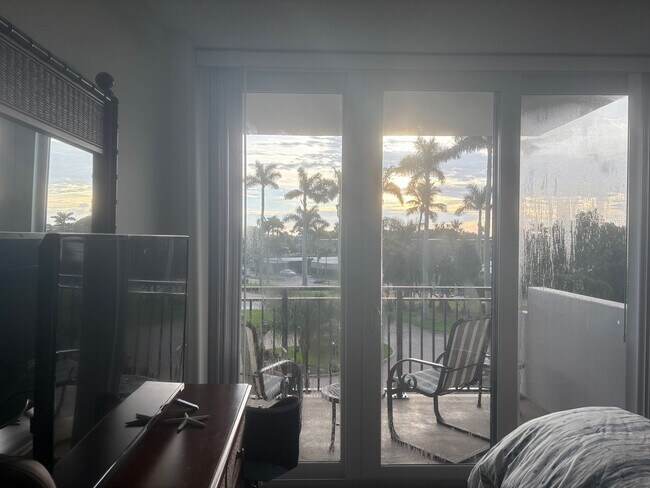 Building Photo - Get your Toes in the Sand at this Fully Furnished One Bedroom Beachfront Condo-Start June 1-2026