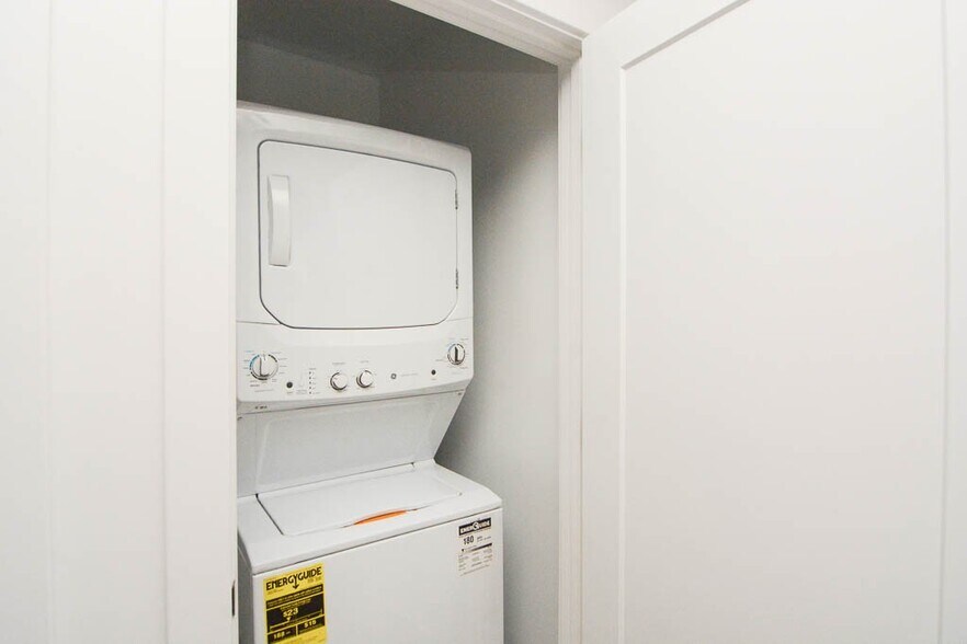 Building Photo - 3405 W Fullerton Ave