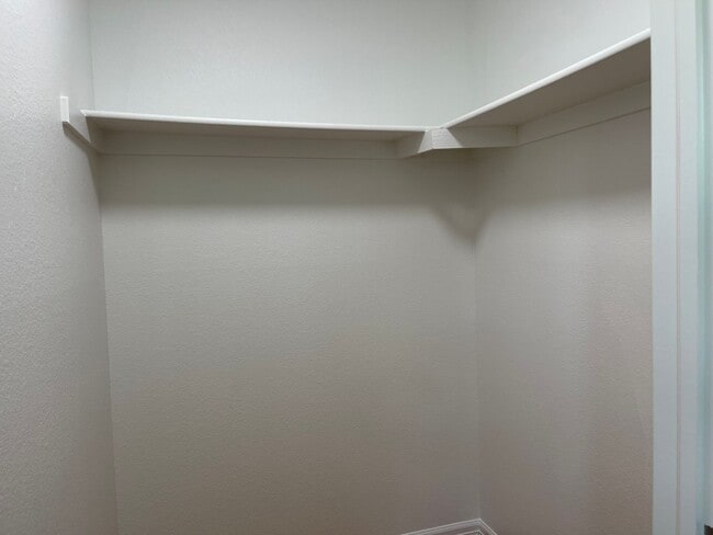 Building Photo - Duplex with 5 Bedroom & 4 Baths