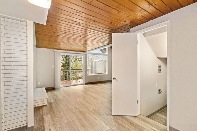 Building Photo - Beautiful Rustic-Style 1-bedroom Apartment...