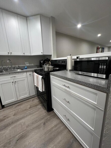 Building Photo - 1432 S Lakeside Dr