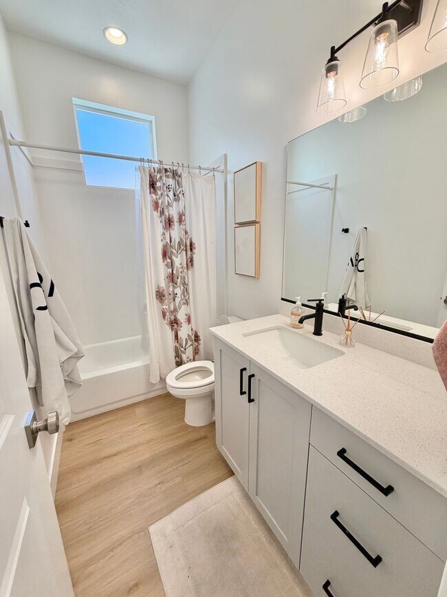 Building Photo - 2932 E Snowberry Dr