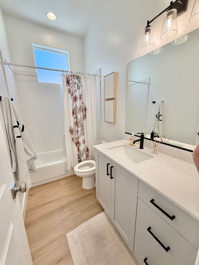 Building Photo - Woodlands Estates Furnished Townhomes