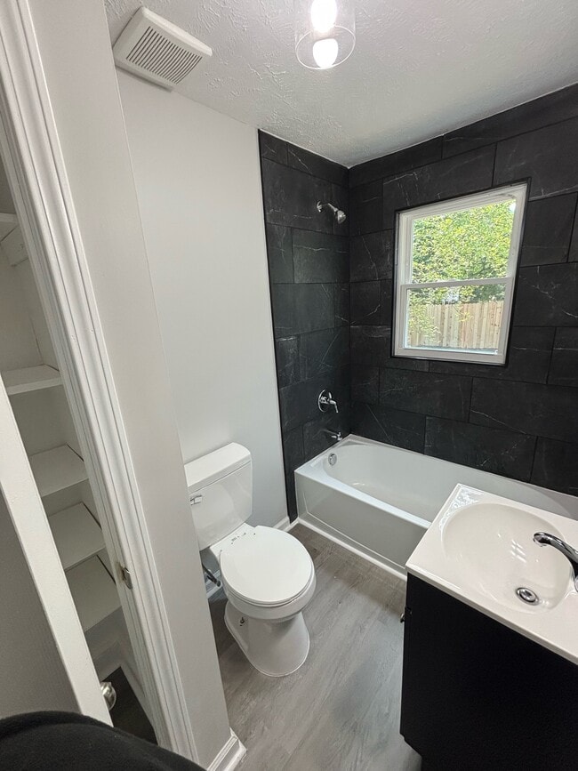 Building Photo - 209 Gertrude St