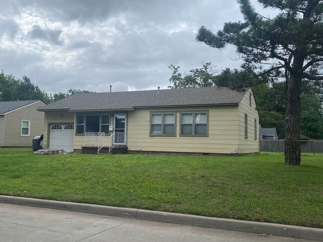 Building Photo - Charming Brookside Bungalow on large corne...
