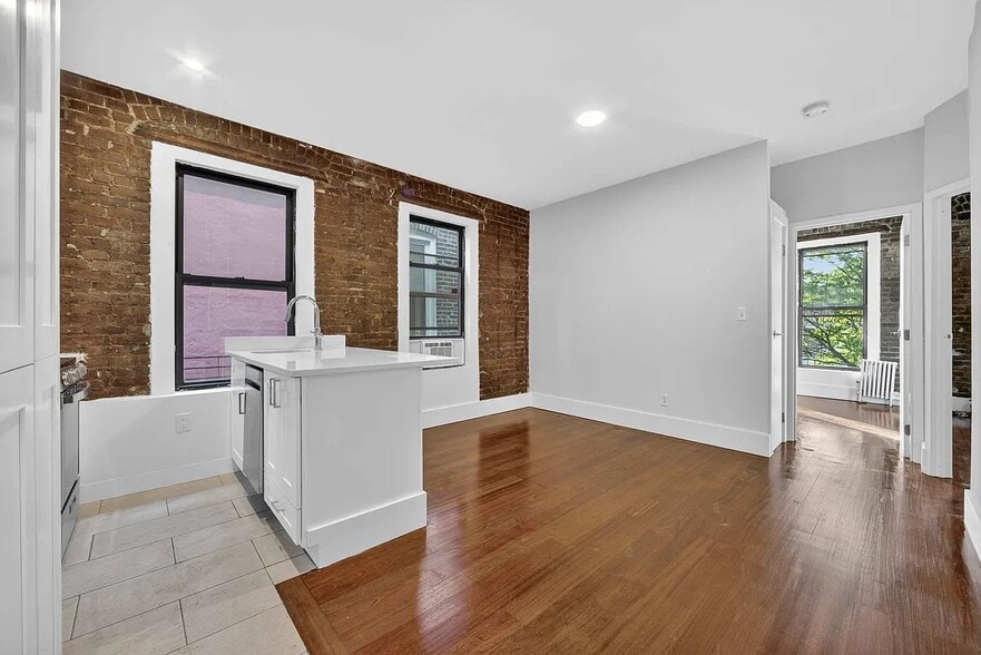Building Photo - 7 Carmine St