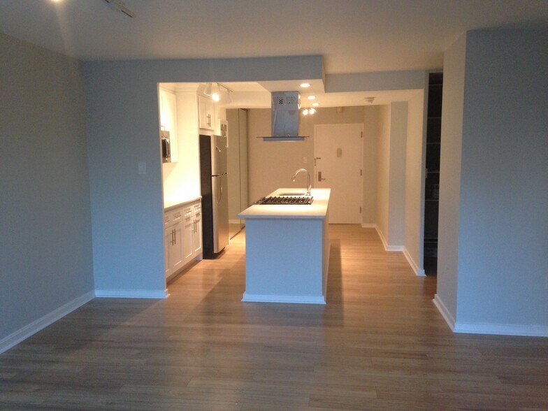 Building Photo - 604 S Washington Sq