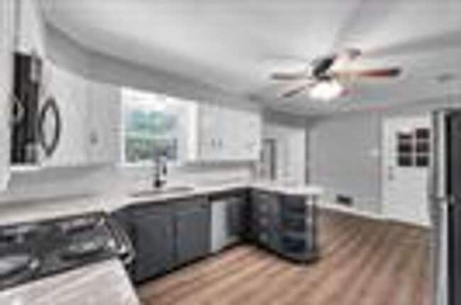 Building Photo - 1325 Sunset St