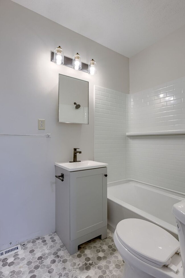 Building Photo - Ralston Rental Home Available