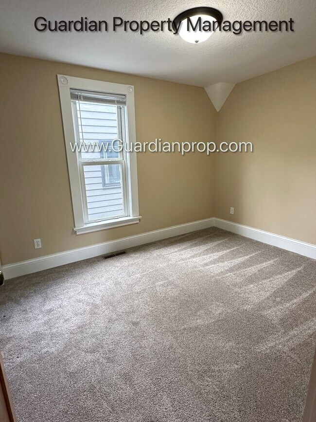 Building Photo - Downtown Hopkins SFH, Fenced Yard, Patio, Spacious Primary, 4 Car Detached Garage