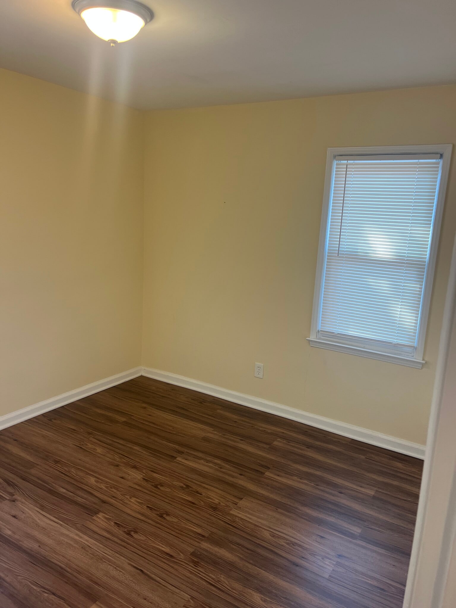 Building Photo - 1709 W Farnum Ave