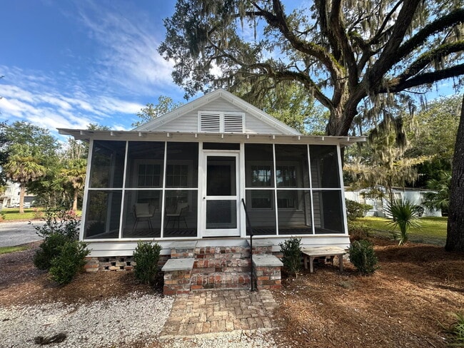 Building Photo - Low Country Cottage located in the Heart of Bluffton!