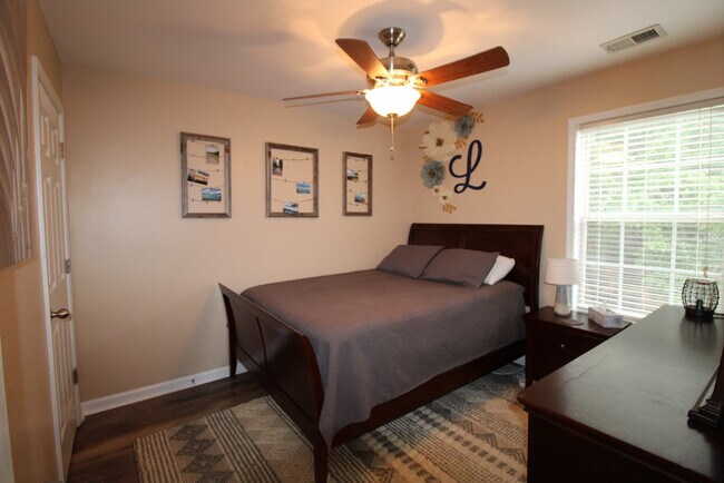 Building Photo - 1425 Mayfield Dr
